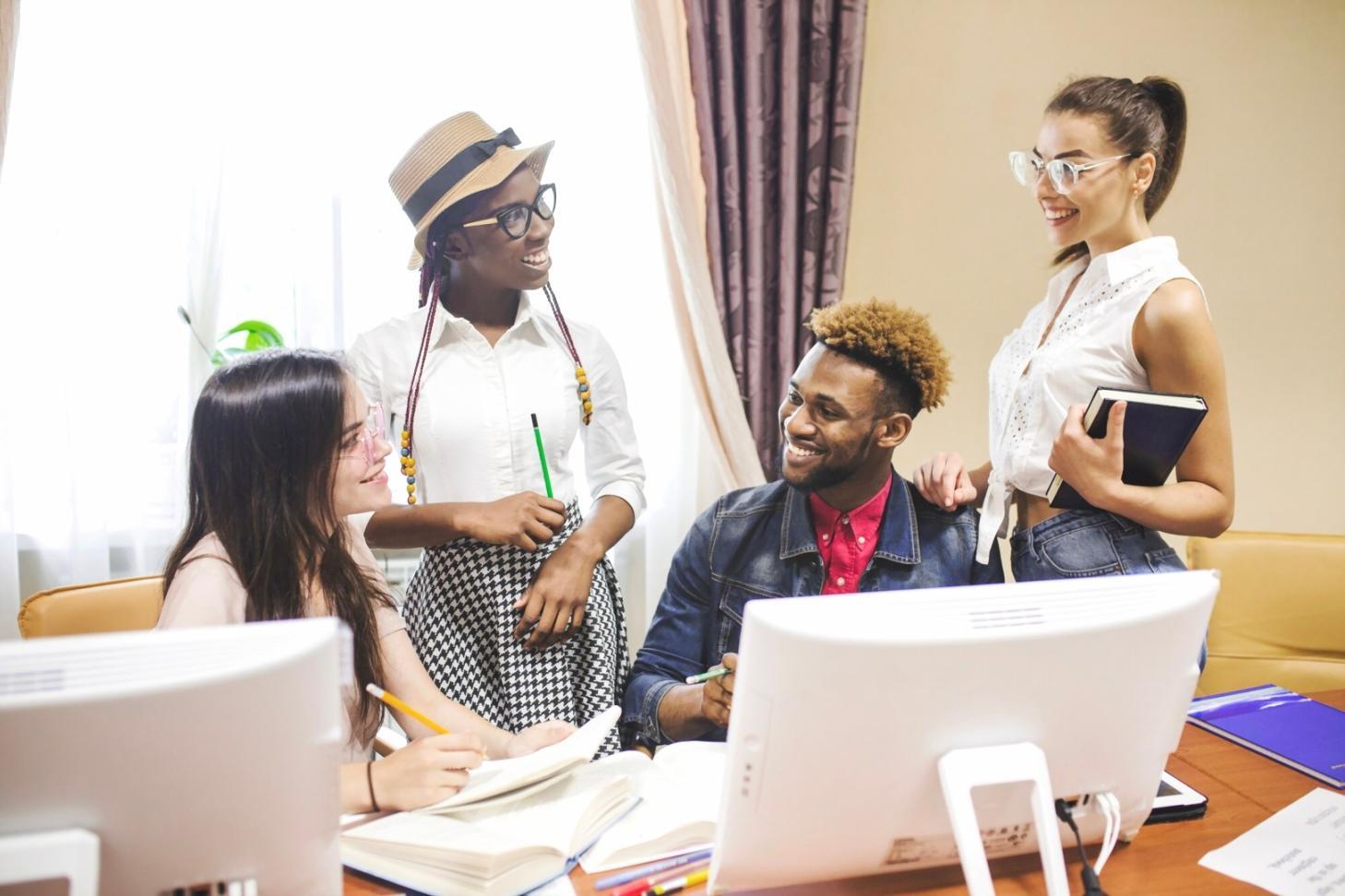 Spazio di lavoro collaborativo con focus sulla riflessione e crescita personale