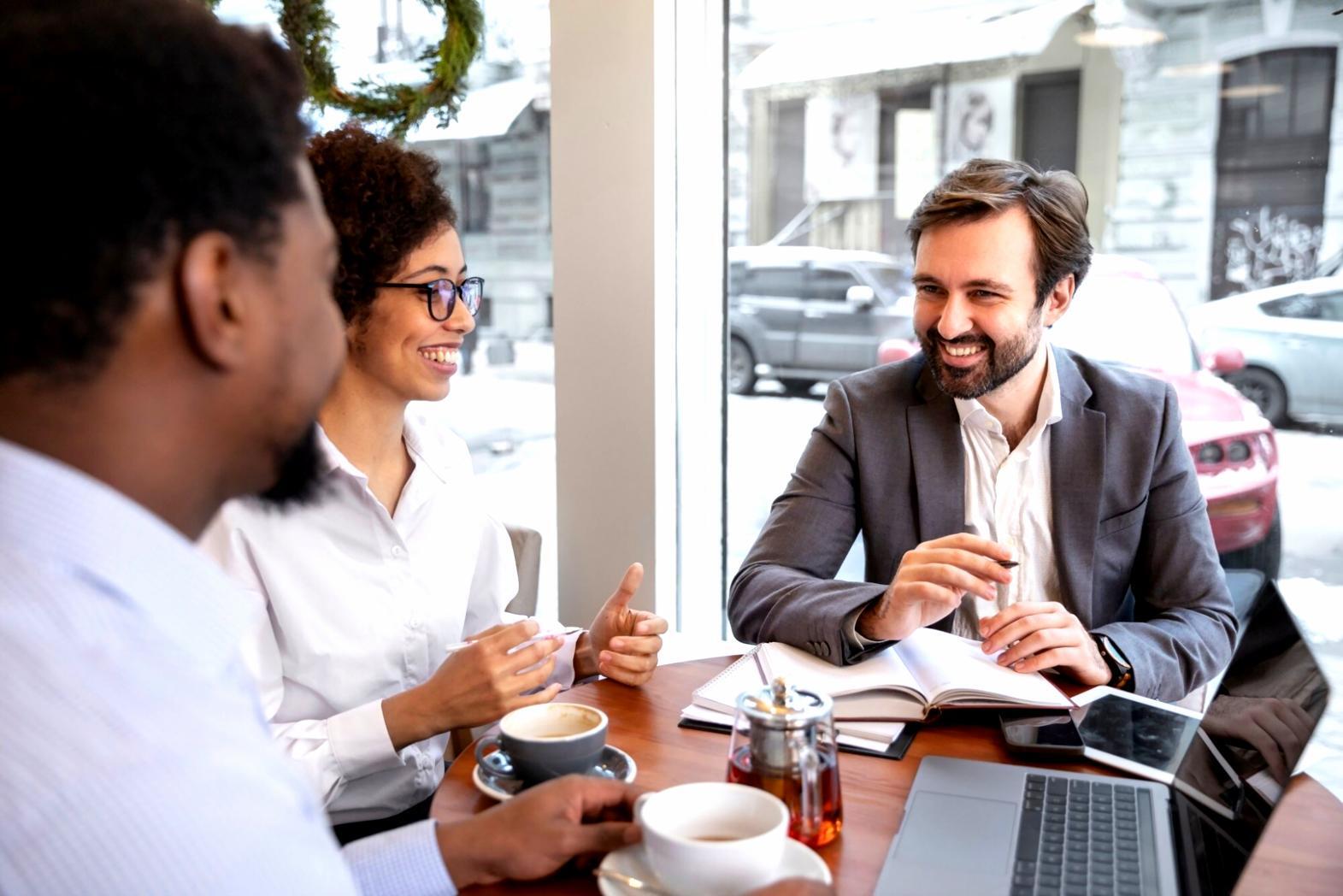 Persona che riflette sulla propria direzione di vita